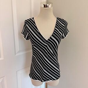 Y2K BLACK AND WHITE FANG STRIPED V-NECK TOP
